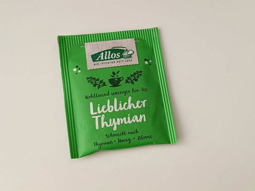Ein einzeln verpackter Teebeutel des getesteten Kräutertees auf einer hellen Fläche.
