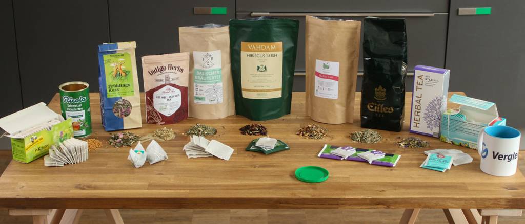 Kräutertee-Test: Auf einem Tisch stehen verschiedene Kräutertees. 