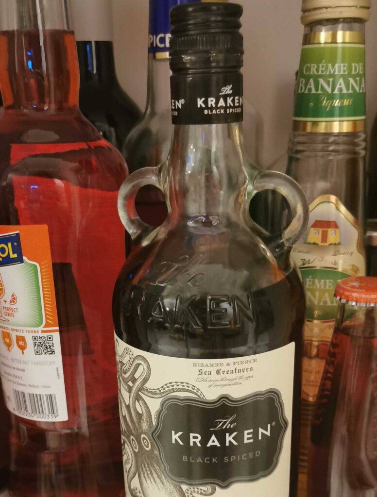 Eine Flasche mit getestetem Rum von Kraken steht in einem Sprirituosen-Regal.