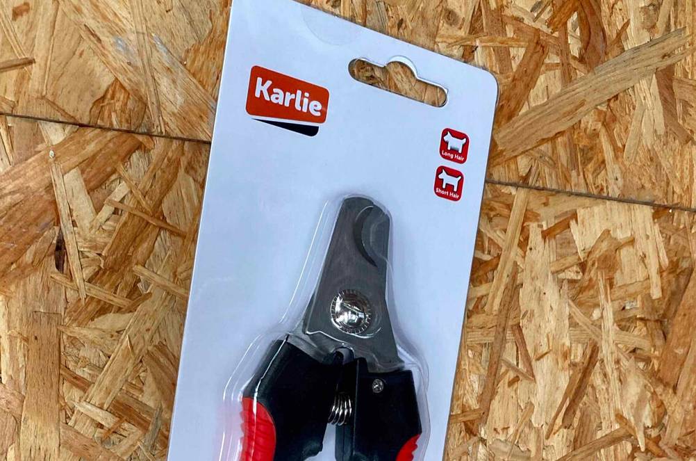 Krallenschere im Test: Nahaufnahme der Klingen in der transparenten Verpackung.