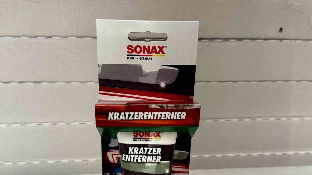 Kratzer-Entferner-Test: Nahaufnahme der Verpackung mit Logo und Artikelbezeichnung.