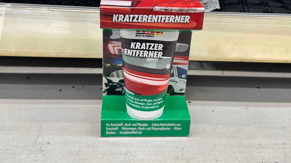Kratzer-Entferner im Test: Nahaufnahme des Kratzer-Entferners mit Informationen.