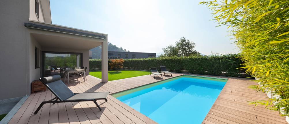 Kredite im Test: Ein Pool im Garten an einem sonnigen Tag.