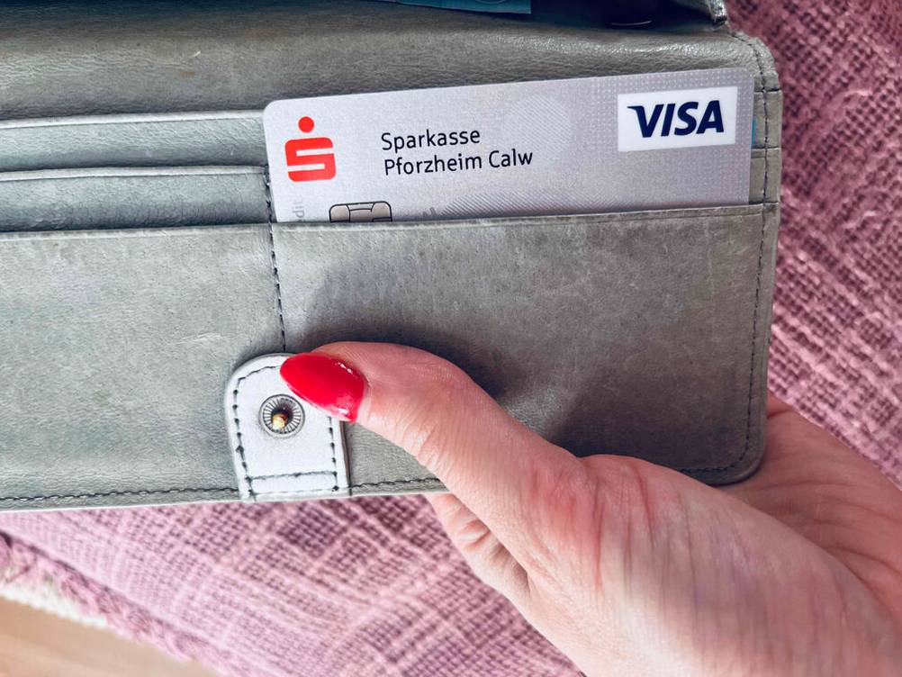 Kreditkarte getestet: In einer Geldbörse steckt die Kreditkarte.
