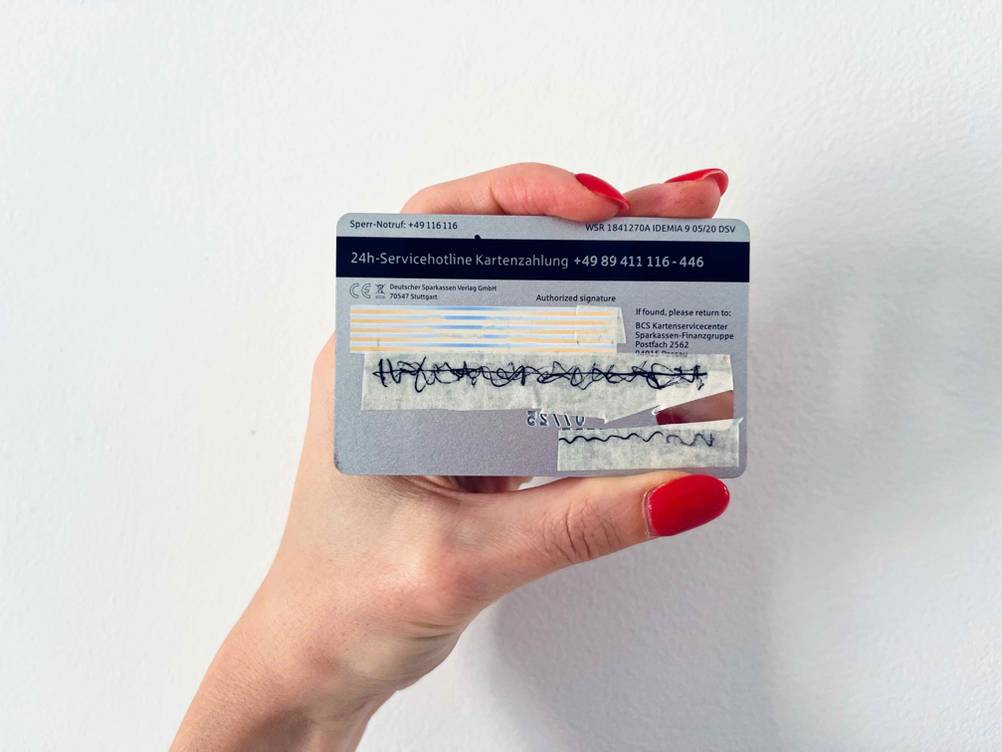 Getestet: Die Rückseite der Kreditkarte von einer Hand gehalten.