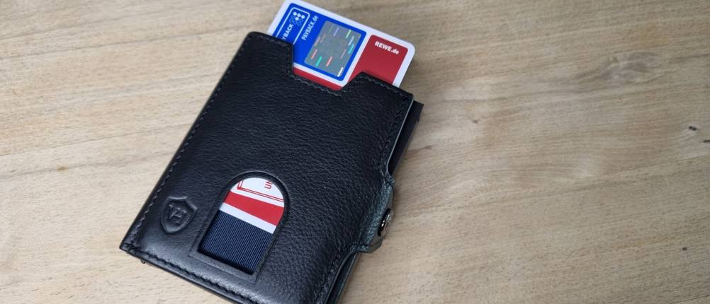 Kreditkartenetui im Test: Ansicht eines Etuis mit hervorschauender Karte. 