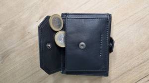 Kreditkartenetui im Test: Ansicht eines Etuis voller Münzen. 