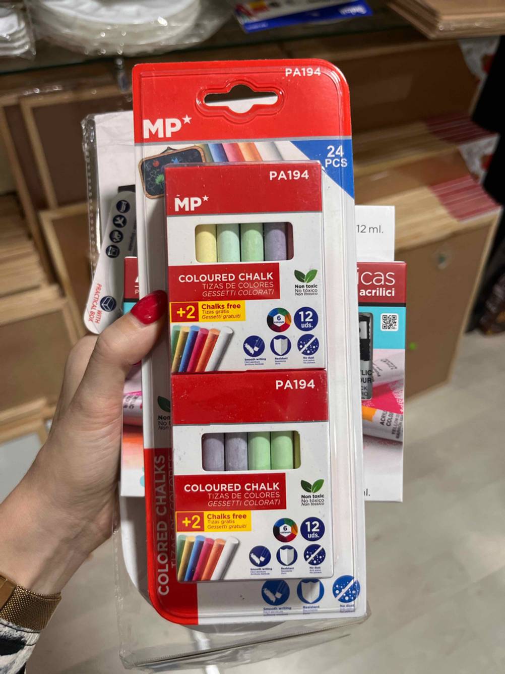 Mehrere Packungen getestete Kreidefarbe. 