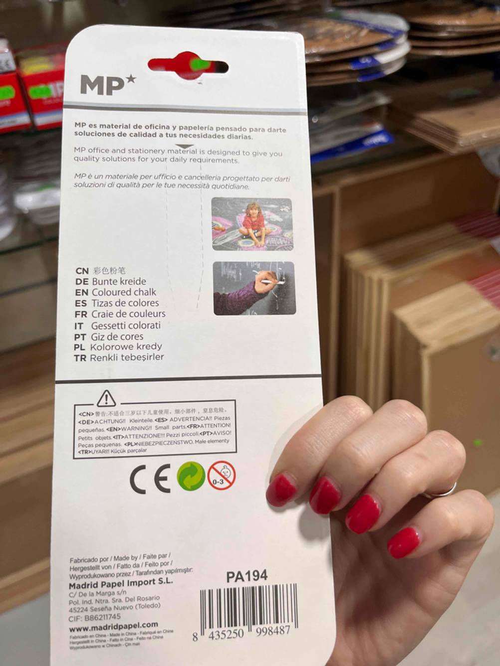 Rückseite einer Packung getestete Kreidefarbe. 