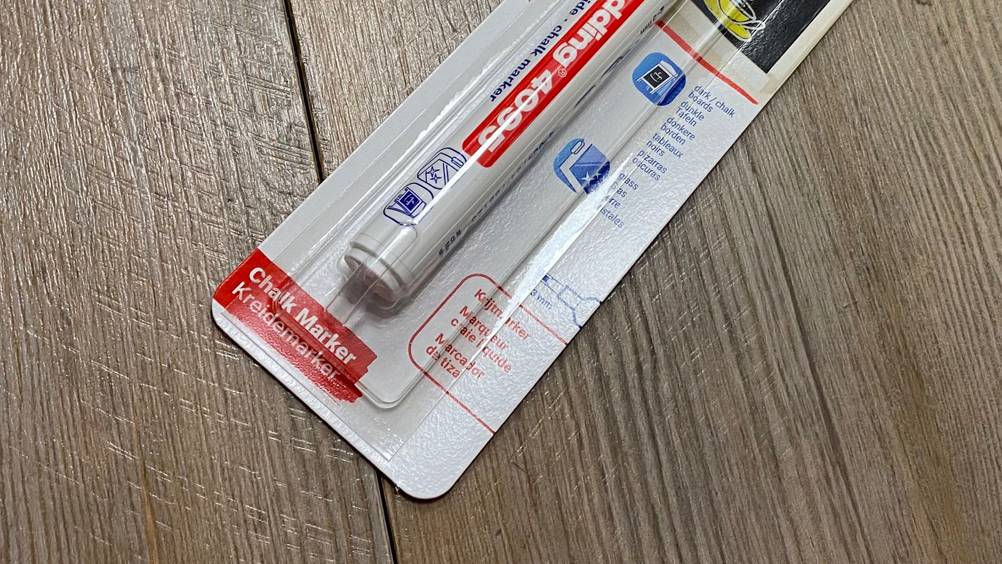Nahaufnahme des in der transparenten Originalverpackung befindlichen Kreidestiftes.