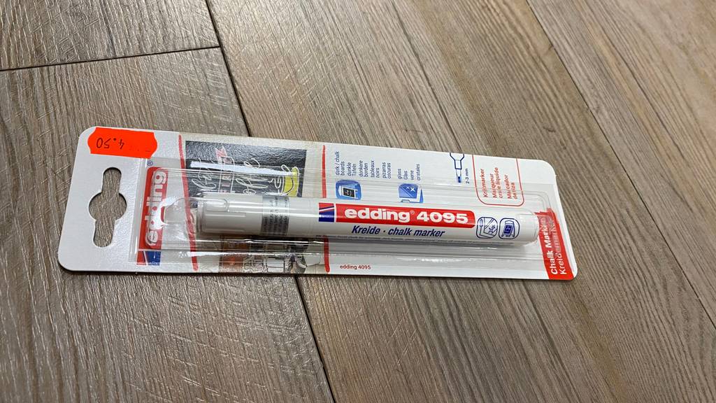 Auf dem Boden befindet sich ein getestetes Kreidestift. 