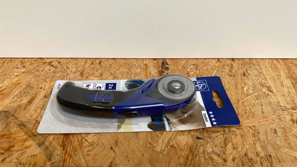Ein getesteter Kreisschneider befindet sich verpackt auf einer Holzoberfläche.