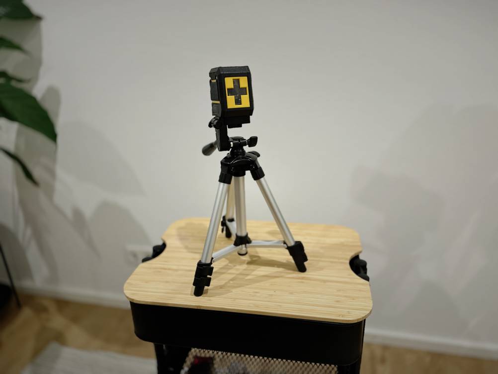 Der Kreuzlinienlaser von Asobris ist auf einem Stativ angebracht.
