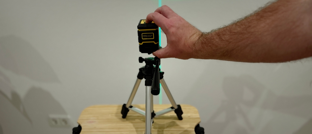 Der Kreuzlinienlaser von Asobris wird angeschalten.