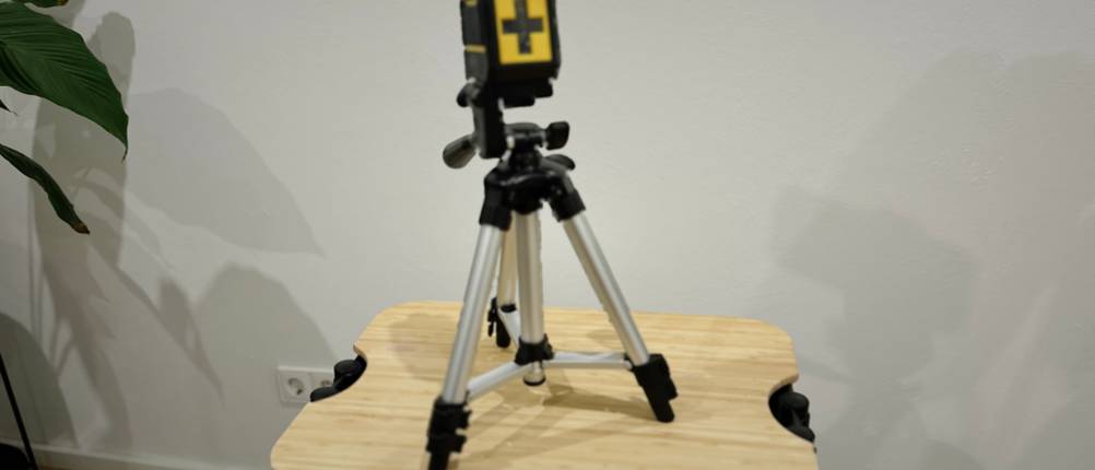 Der Kreuzlinienlaser von Asobris ist auf einem Stativ angebracht.