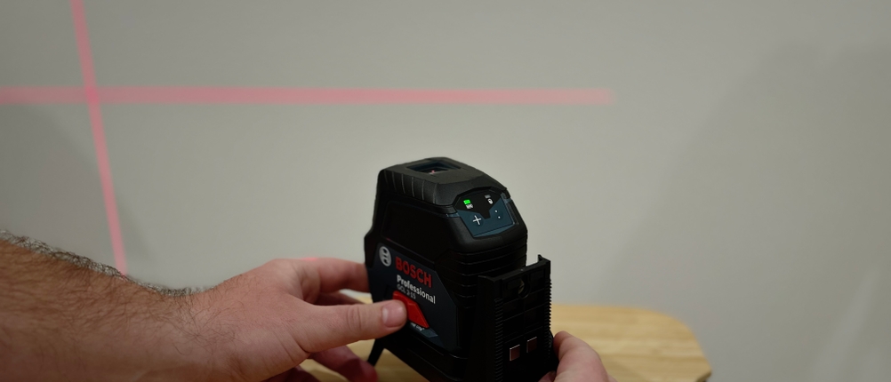 Der Bosch-Kreuzlinienlaser wird ausgerichtet.