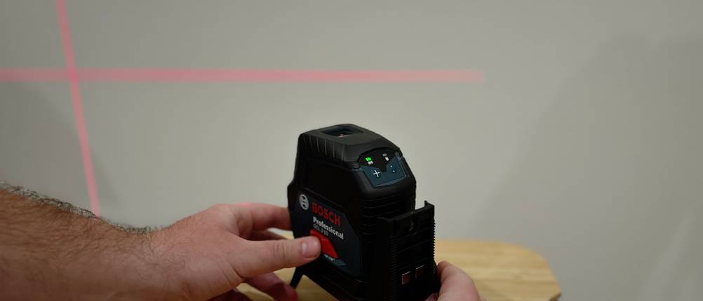 Der Bosch-Kreuzlinienlaser wird ausgerichtet.
