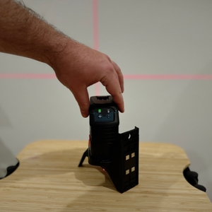 Der Kreuzlinienlaser von Bosch wird eingeschalten.