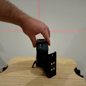 Der Kreuzlinienlaser von Bosch wird eingeschalten.