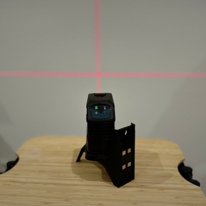 Der Bosch-Kreuzlinienlaser zeigt eine Kreuzlinie.