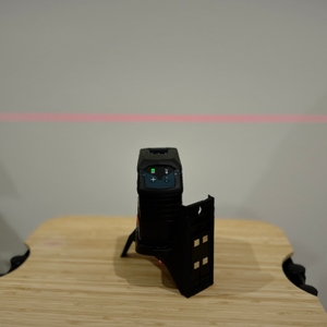 Der Bosch-Kreuzlinienlaser zeigt eine horizontale Linie.