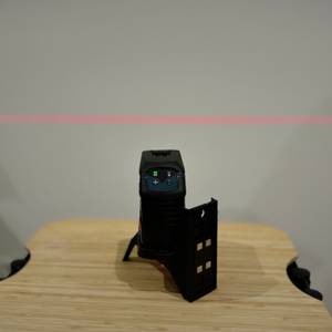 Der Bosch-Kreuzlinienlaser zeigt eine horizontale Linie.
