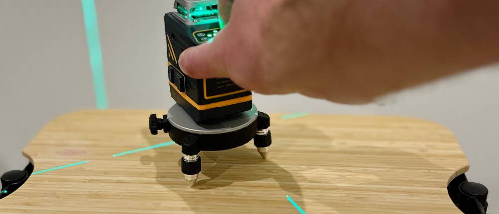 Der Kreuzlinienlaser von Cigman wird eingeschalten.