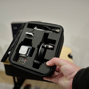 Die Transporttasche des Cigman-Kreuzlinienlasers ist aufgeklappt, das Innere sichtbar.