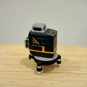 Der Kreuzlinienlaser von Cigman kurz vor dem Einschalten.