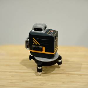 Der Kreuzlinienlaser von Cigman kurz vor dem Einschalten.