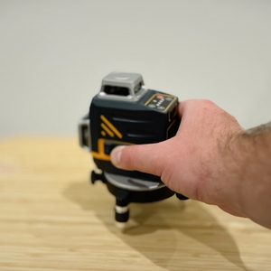 Der Kreuzlinienlaser von Cigman während dem Einschalten.