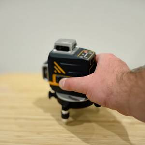 Der Kreuzlinienlaser von Cigman während dem Einschalten.