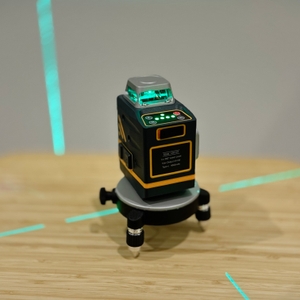 Der Kreuzlinienlaser von Cigman kurz nach dem Einschalten.