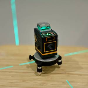 Der Kreuzlinienlaser von Cigman kurz nach dem Einschalten.