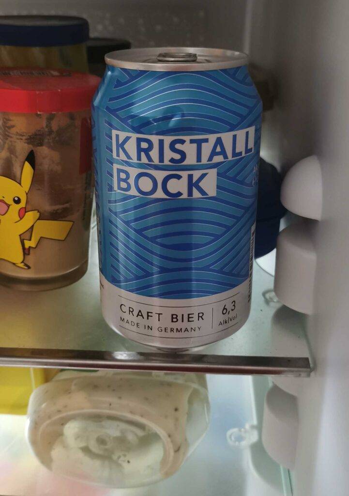 Ein Kristall Bock Dosenbier befindet sich in einem Kühlschrank.