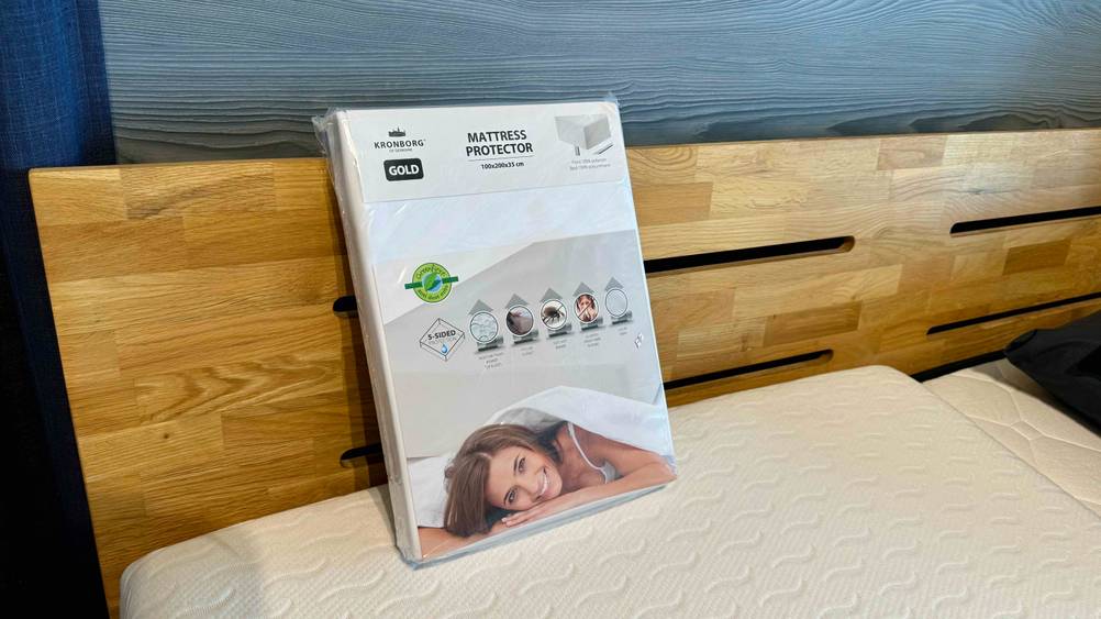 Matratzenschoner 100 x 200 getestet: Produkt befindet sich auf einem Bett.