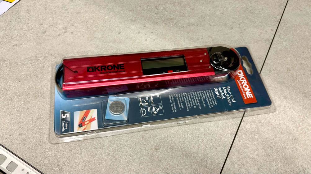 Digitaler Winkelmesser im Test: Nahansicht eines verpackten Geräts.