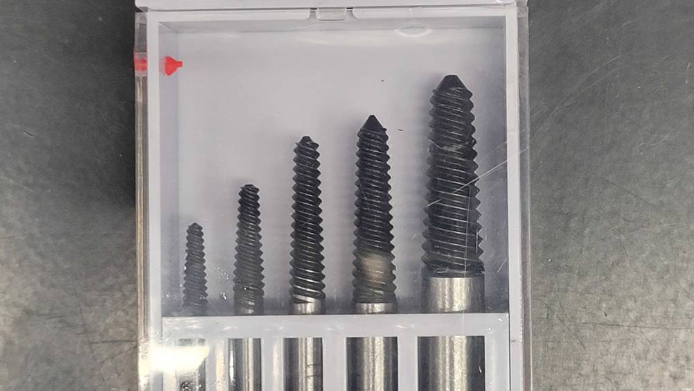 Schraubenausdreher getestet: Nahaufnahme der Köpfe der Schraubenausdreher in ihrer Verpackung.