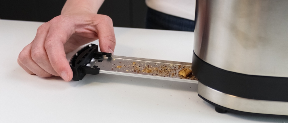 Die Krümelschublade eines getesteten Toasters.