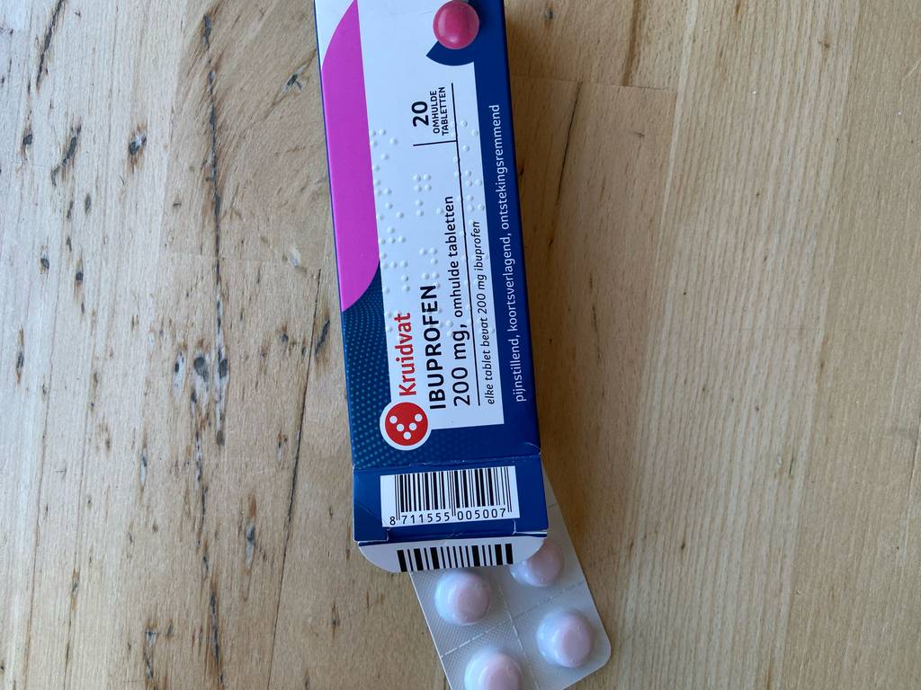 Kopfschmerzmittel-Test: Eine Packung mit zwanzig Ibuprofen-Tabletten liegt mit einem herausgezogenen Blister auf einer Holzoberfläche.