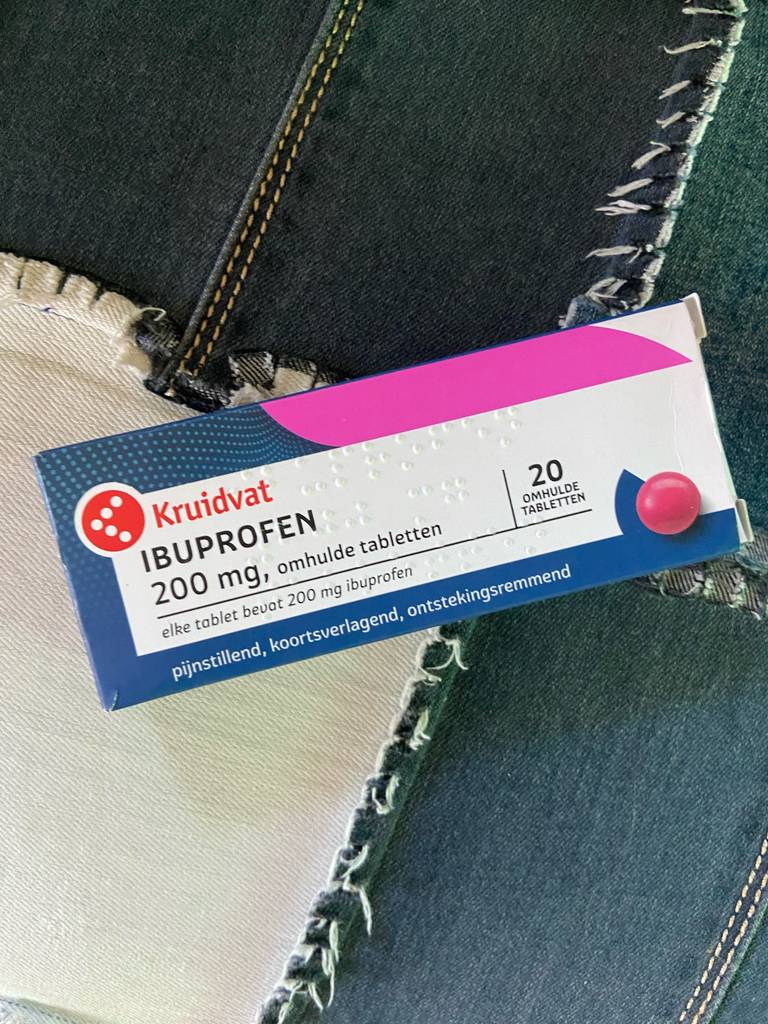 Die getestete Kopfschmerzmittel-Packung mit zwanzig Ibuprofen-Tabletten liegt auf einem Jeansgewebe.