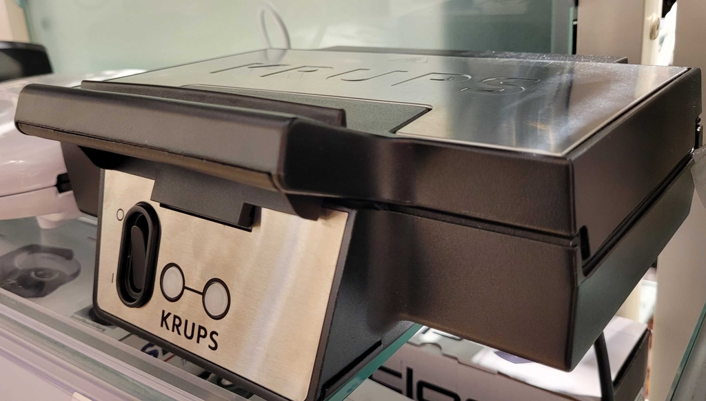 Belgisches Waffeleisen im Test: Blick von schräg vorn auf den geschlossenen Deckel.