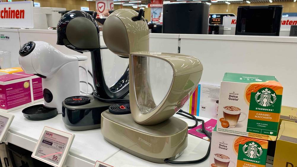 Zwei getestete Dolce-Gusto-Maschinen stehen nebeneinander.