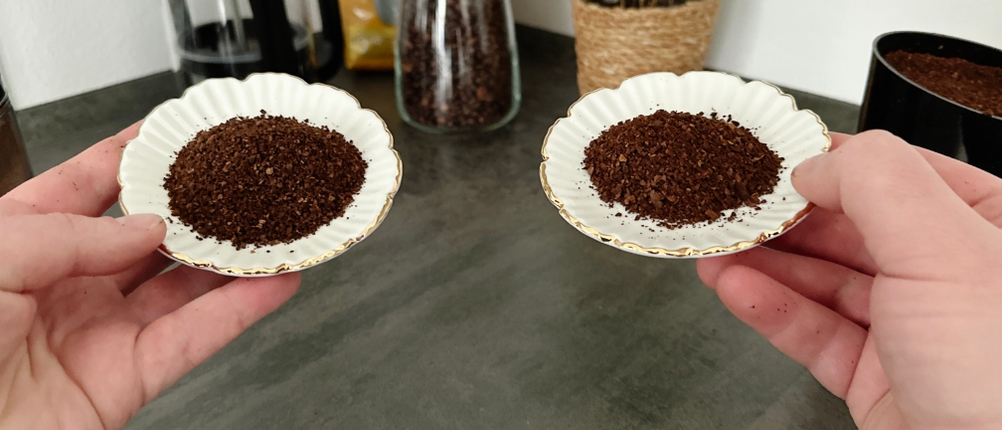 Kaffeemühlen im Test: Das Mahlgut einer Kaffeemühle von Krups im Vergleich zum Mahlgut einer Rommelsbacher.