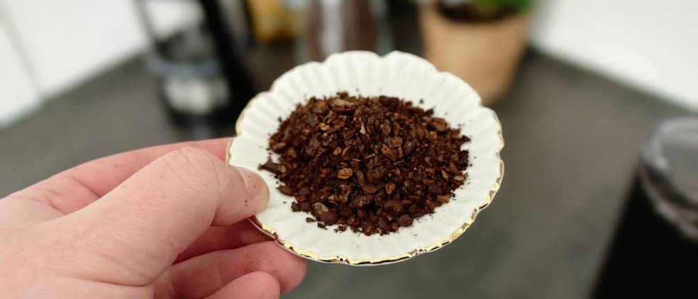 Kaffeemühlen im Test: Mahlgut der Krups F20342 in Nahaufnahme.