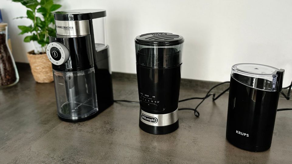 Kaffeemühlen im Test: 3 Kaffeemühlen stehen nebeneinander.