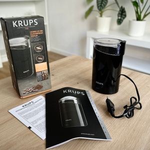 Kaffeemühlen im Test: Lieferumfang der Krups-Kaffeemühle auf einem Tisch.