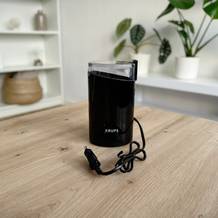 Kaffeemühlen im Test: Eine Krups F20342 steht auf einem Tisch.