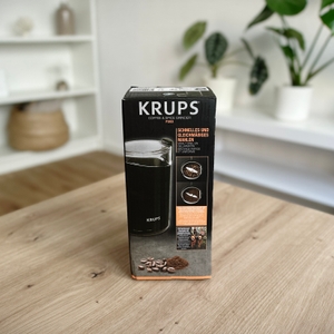 Kaffeemühlen im Test: Verpackung der Krups-Kaffeemühle auf einem Tisch.