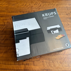 Der Karton vom Krups FDK 251 liegt auf einem Tisch